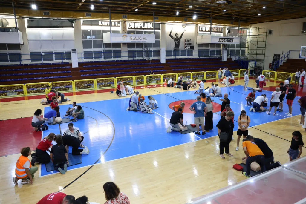 ΕΣΗΕΠΗΝ: Οι δημοσιογράφοι εκπαιδεύτηκαν σε ΚΑΡΠΑ και χρήση απινιδωτή ΦΩΤΟ