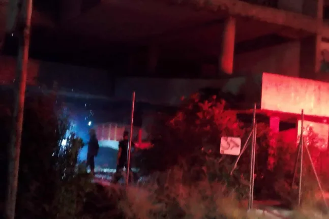 Πάτρα: Έπιασε φωτιά στο εγκαταλελειμμένο κτίριο του ΟΛΠΑ, ΦΩΤΟ