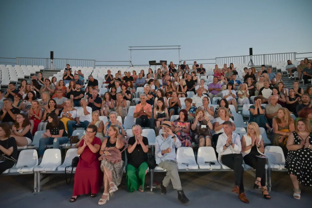 Πλήθος κόσμου στην παράσταση «Ο Άντρας με την Πουά Γραβάτα» για καλό σκοπό