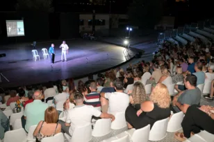 Πλήθος κόσμου στην παράσταση «Ο Άντρας με την Πουά Γραβάτα» για καλό σκοπό