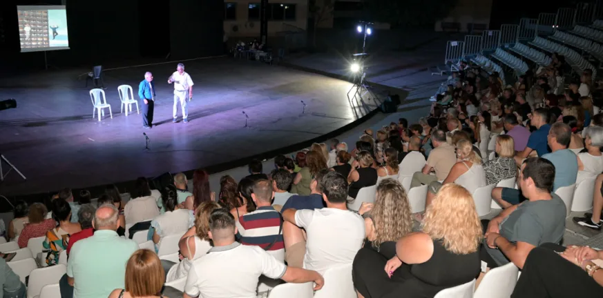 Πλήθος κόσμου στην παράσταση «Ο Άντρας με την Πουά Γραβάτα» για καλό σκοπό