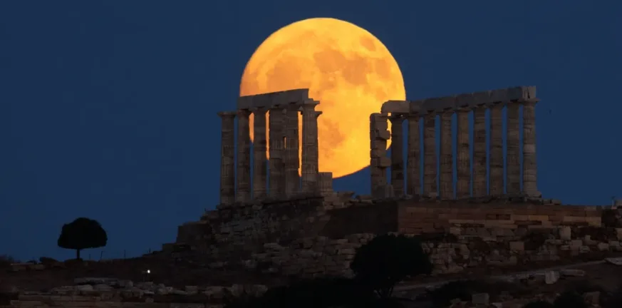 Έρχεται η Πανσέληνος του «Κόκκινου Ελαφιού», πότε και πως θα την απολαύσετε Έρχεται η Πανσέληνος του «Κόκκινου Ελαφιού», πότε και πως θα την απολαύσετε