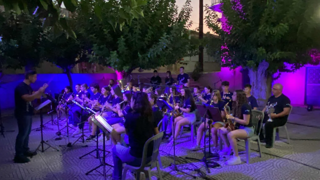Rock, pop και disco… με φιλαρμονική: Η Αιγείρα γιόρτασε μελωδικά το καλοκαίρι στην Πλατεία Ελευθερίας