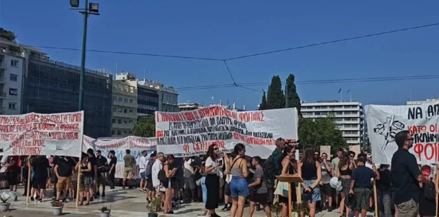 Στο Σύνταγμα οι φοιτητές: Συλλαλητήριο ενάντια στο νομοσχέδιο για την «ασφάλεια» στα ΑΕΙ Στο Σύνταγμα οι φοιτητές: Συλλαλητήριο ενάντια στο νομοσχέδιο για την «ασφάλεια» στα ΑΕΙ