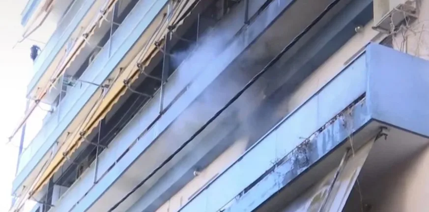 Πειραιάς: Χωρίς τις αισθήσεις της γυναίκα σε φλεγόμενο διάμερισμα Πειραιάς: Χωρίς τις αισθήσεις της γυναίκα σε φλεγόμενο διάμερισμα