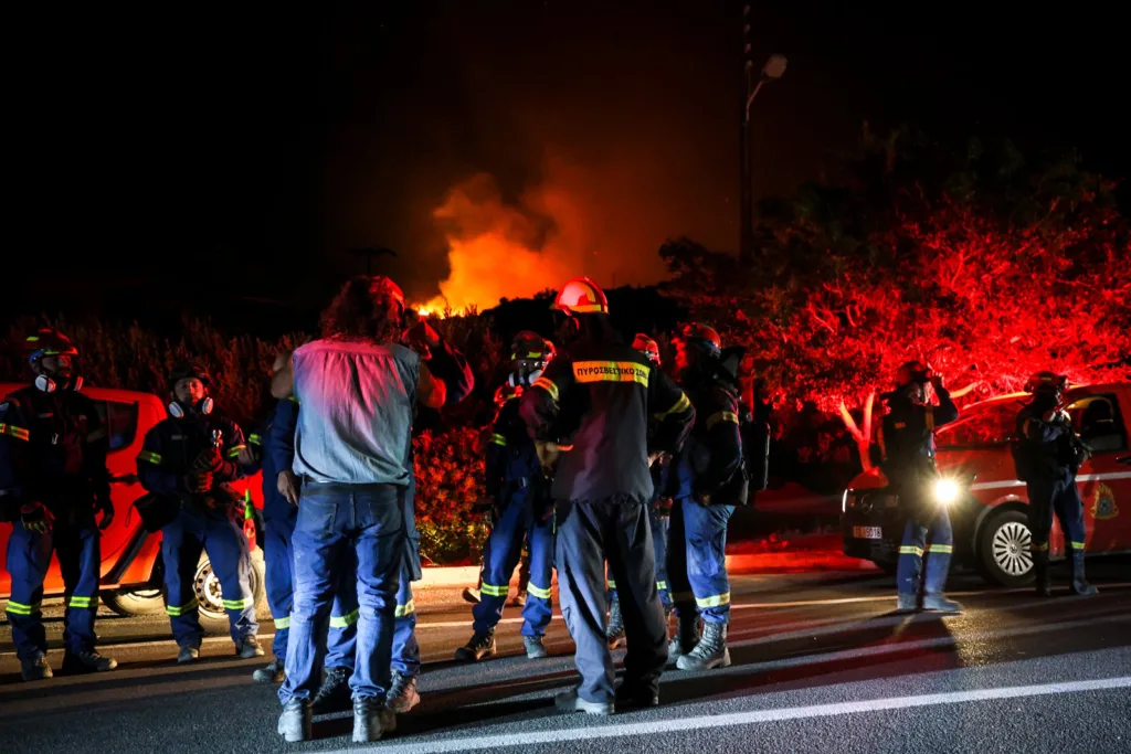 Πυρκαγιές Ιεράπετρα: Τρία ενεργά μέτωπα, εκκενώθηκαν ξενοδοχεία, καήκαν σπίτια, απεγκλωβισμοί δια θαλάσσης ΒΙΝΤΕΟ