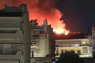 Καματερό: Φωτιά στους πρόποδες του Ποικίλου Όρους