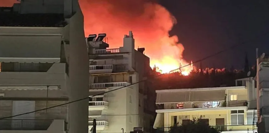 Καματερό: Φωτιά στους πρόποδες του Ποικίλου Όρους Καματερό: Φωτιά στους πρόποδες του Ποικίλου Όρους