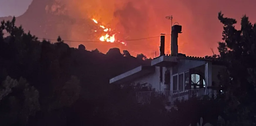 Δύσκολη νύχτα στην Ιεράπετρα: Κάηκαν σπίτια, απειλούνται ξενοδοχεία, απομακρύνθηκε κόσμος από την παραλία ΝΕΟΤΕΡΑ-ΒΙΝΤΕΟ