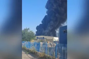 Φωτιά σε εργοστάσιο πλαστικών στη Ριτσώνα: Πυκνοί καπνοί στην περιοχή - Ήχησε 112 για επικίνδυνους καπνούς ΒΙΝΤΕΟ