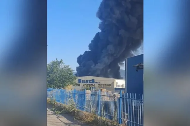 Φωτιά σε εργοστάσιο πλαστικών στη Ριτσώνα: Πυκνοί καπνοί στην περιοχή - Ήχησε 112 για επικίνδυνους καπνούς ΒΙΝΤΕΟ