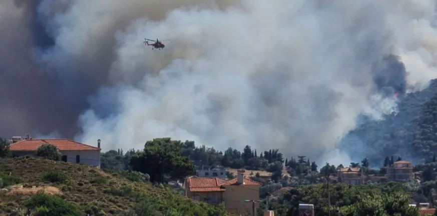 Φωτιά στη Λεωφόρο Μαραθώνος στη Ραφήνα κοντά σε σπίτια - Εκκένωση τριών οικισμών ΦΩΤΟ