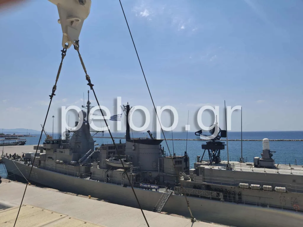 Πάτρα: Μοναδικό θέαμα στο λιμάνι - Θερμή υποδοχή στο υποβρύχιο «Ωκεανός» και τη φρεγάτα «Αδριάς» ΦΩΤΟ-ΒΙΝΤΕΟ