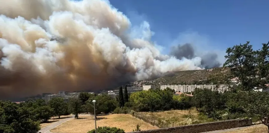 Γαλλία: Εικόνες καταστροφής από φωτιά– Κάηκαν σπίτια, έγιναν στάχτη 7.000 στρέμματα ΒΙΝΤΕΟ Γαλλία: Εικόνες καταστροφής από φωτιά– Κάηκαν σπίτια, έγιναν στάχτη 7.000 στρέμματα ΒΙΝΤΕΟ