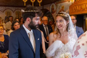 Αθανάσιος Γιαννακόπουλος – Ευτυχία Σακκά: Ανταλλαγή όρκων στο νησί των ανέγγιχτων τοπίων