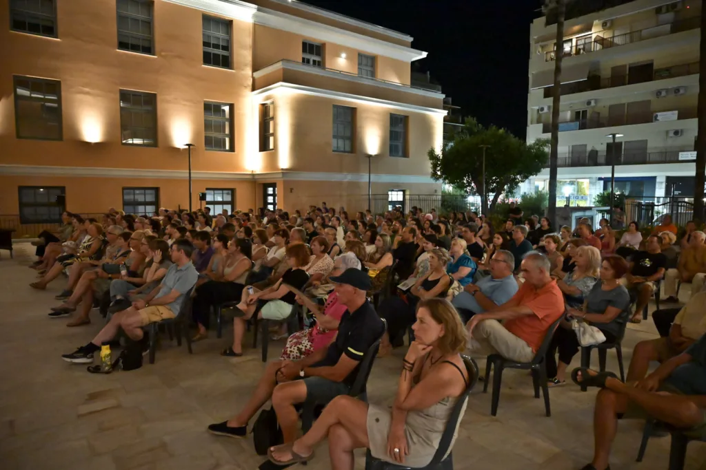 Πάτρα: «Το γεγονός» γέμισε το αίθριο του νέου Δημαρχείου ΦΩΤΟ