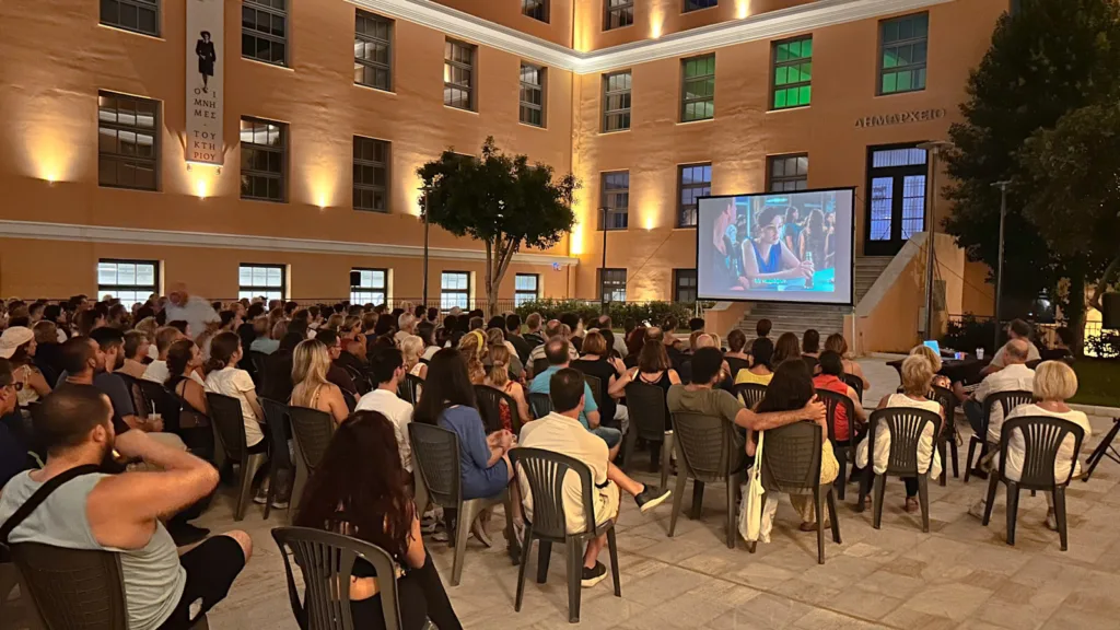Πάτρα: «Το γεγονός» γέμισε το αίθριο του νέου Δημαρχείου ΦΩΤΟ