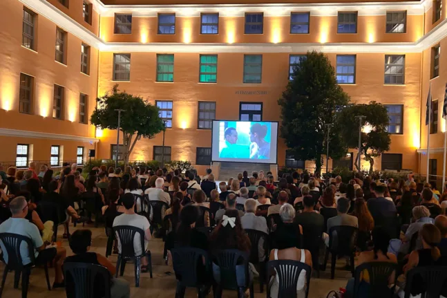 Πάτρα: «Το γεγονός» γέμισε το αίθριο του νέου Δημαρχείου ΦΩΤΟ
