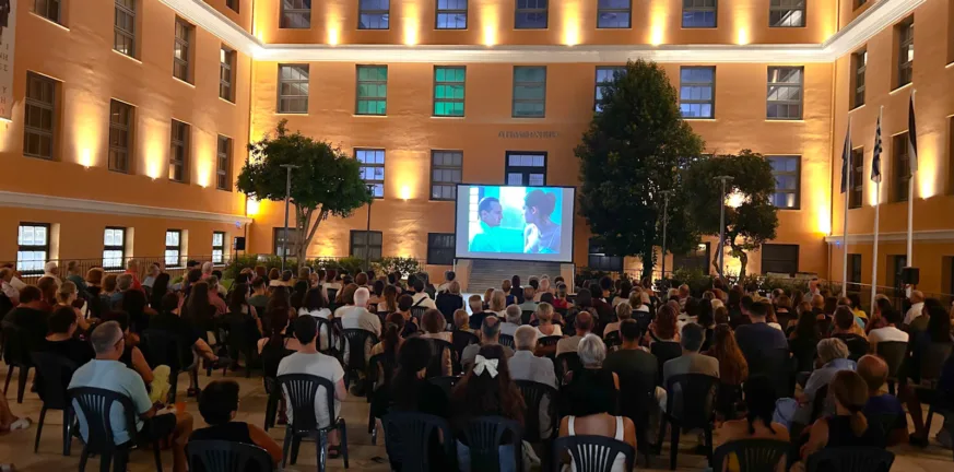 Πάτρα: «Το γεγονός» γέμισε το αίθριο του νέου Δημαρχείου ΦΩΤΟ