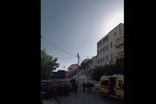 Περιστέρι: Γερανοφόρο κατέρρευσε σε διώροφο σπίτι μετά από υποχώρηση του δρόμου ΒΙΝΤΕΟ