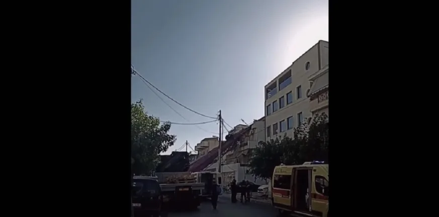 Περιστέρι: Γερανοφόρο κατέρρευσε σε διώροφο σπίτι μετά από υποχώρηση του δρόμου ΒΙΝΤΕΟ