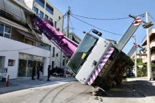 Ανατροπή γερανού στο Περιστέρι: Ύποπτη καθίζηση οδοστρώματος και έρευνα για τα αίτια