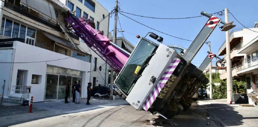 Ανατροπή γερανού στο Περιστέρι: Ύποπτη καθίζηση οδοστρώματος και έρευνα για τα αίτια