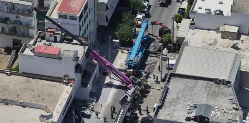 «Θα μπορούσα να είχα σκοτωθεί»: Η ιδιοκτήτρια του σπιτιού στο Περιστέρι μιλά για τη στιγμή που ο γερανός το διέλυσε