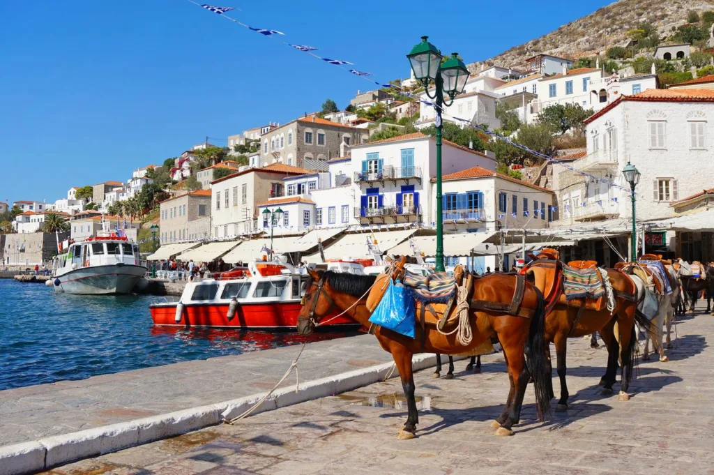 Ύδρα: Εκεί που το καλοκαίρι φοράει λινό και περπατά ξυπόλητο