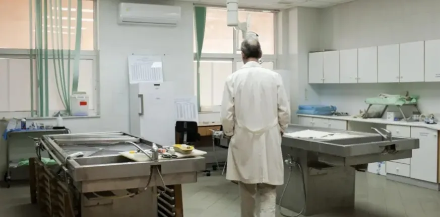 Σε «αποσύνθεση» η Ιατροδικαστική Πατρών, καταγγελία για πολιτικό ρουσφέτι για μια νεκροτομή Σε «αποσύνθεση» η Ιατροδικαστική Πατρών, καταγγελία για πολιτικό ρουσφέτι για μια νεκροτομή