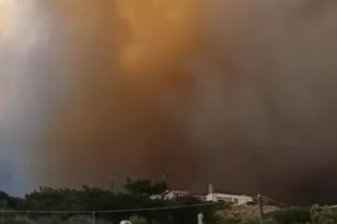 Ανεξέλεγκτη φωτιά στην Ιεράπετρα: Νέο μήνυμα 112 για εκκένωση 5 οικισμών- Απομακρύνθηκε κόσμος από την παραλία, απειλούνται ξενοδοχεία ΒΙΝΤΕΟ