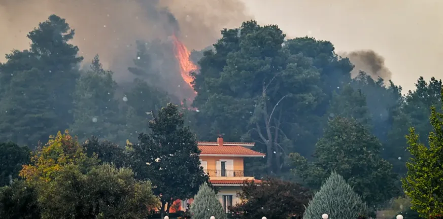 Αμαλιάδα: Εξαπλώνεται η φωτιά σε Γεράκι και Αστεραίικα, δίνουν μάχη 7 εναέρια μέσα