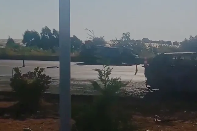 Πατρών-Πύργου: Αυτοκίνητο «έπεσε» από φορτηγό!