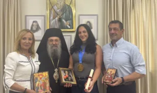 Ντένια Κουρέτα: Τιμήθηκε από τον Μητροπολίτη Πατρών Χρυσόστομο ΦΩΤΟ
