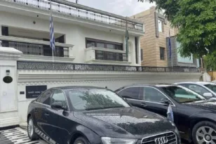 «Πρέσβης» ανύπαρκτων κρατών: Ο Ινδός απατεώνας που έστησε διπλωματική φαντασίωση και εξαπατούσε επί μια δεκαετία