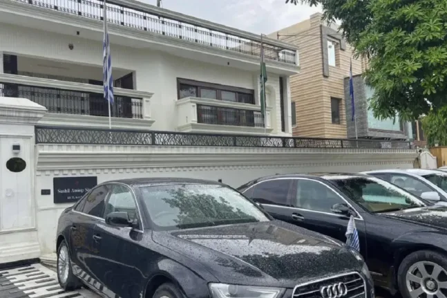 «Πρέσβης» ανύπαρκτων κρατών: Ο Ινδός απατεώνας που έστησε διπλωματική φαντασίωση και εξαπατούσε επί μια δεκαετία
