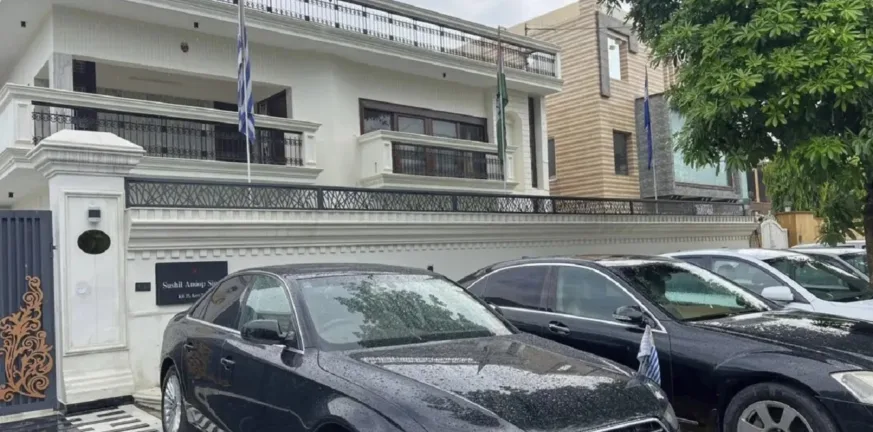 «Πρέσβης» ανύπαρκτων κρατών: Ο Ινδός απατεώνας που έστησε διπλωματική φαντασίωση και εξαπατούσε επί μια δεκαετία