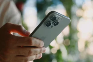 Η Apple επενδύει 500 εκατ. δολάρια για να εξασφαλίσει κρίσιμα υλικά για τα iPhone από τις ΗΠΑ