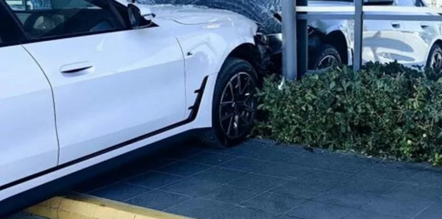 Ρίο: Αυτοκίνητο «προσπάθησε» να...μπει σε σούπερ-μάρκετ! ΦΩΤΟ Ρίο: Αυτοκίνητο «προσπάθησε» να...μπει σε σούπερ-μάρκετ! ΦΩΤΟ