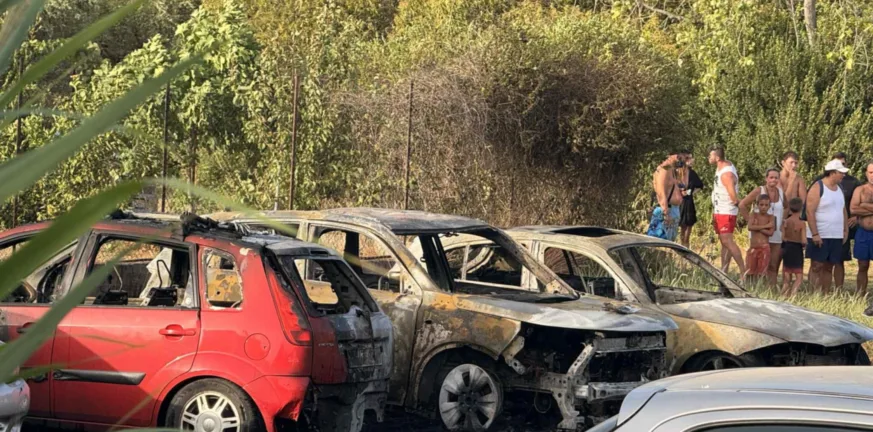 Αχαΐα: Λαμπάδιασαν τέσσερα ΙΧ στον Λόγγο, άμεση παρέμβαση από την Πυροσβεστική Αχαΐα: Λαμπάδιασαν τέσσερα ΙΧ στον Λόγγο, άμεση παρέμβαση από την Πυροσβεστική