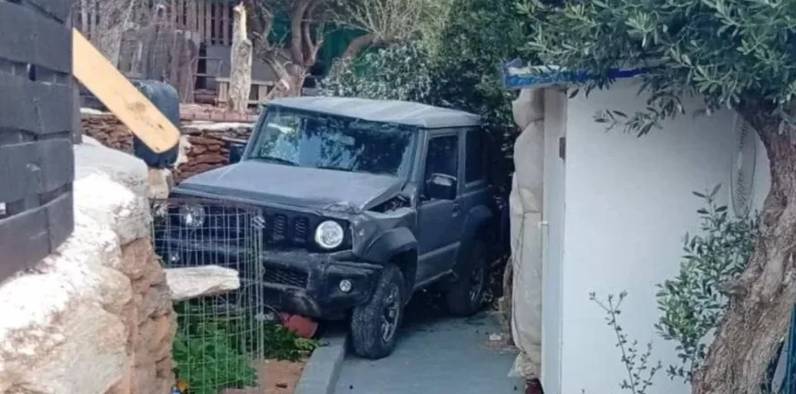 Τήνος: Ο αέρας πήρε σταθμευμένο όχημα και το έριξε σε σπίτι Τήνος: Ο αέρας πήρε σταθμευμένο όχημα και το έριξε σε σπίτι