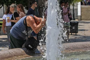 Οι 8 τρόποι για να «νικήσετε» τον καύσωνα, πως θα μείνετε δροσεροί