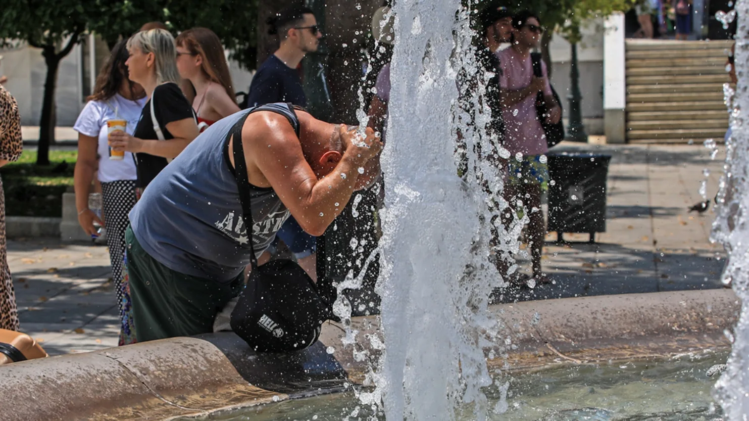Στην «καρδιά» του καύσωνα: Συναγερμός για θερμική εξάντληση και κινδύνους φωτιάς - Τι λένε Τσατραφύλλιας και Κολυδάς