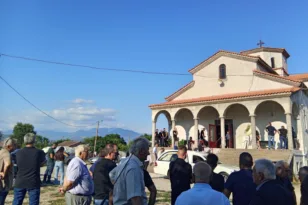Αγρίνιο: Σπαραγμός στην κηδεία της 2χρονης Αλεξάνδρας ΦΩΤΟ