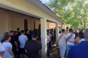Μοίραζαν κουφέτα στην κηδεία του 21χρονου παλικαριού, ΒΙΝΤΕΟ, ΦΩΤΟ