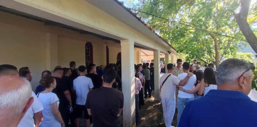 Μοίραζαν κουφέτα στην κηδεία του 21χρονου παλικαριού, ΒΙΝΤΕΟ, ΦΩΤΟ Μοίραζαν κουφέτα στην κηδεία του 21χρονου παλικαριού, ΒΙΝΤΕΟ, ΦΩΤΟ