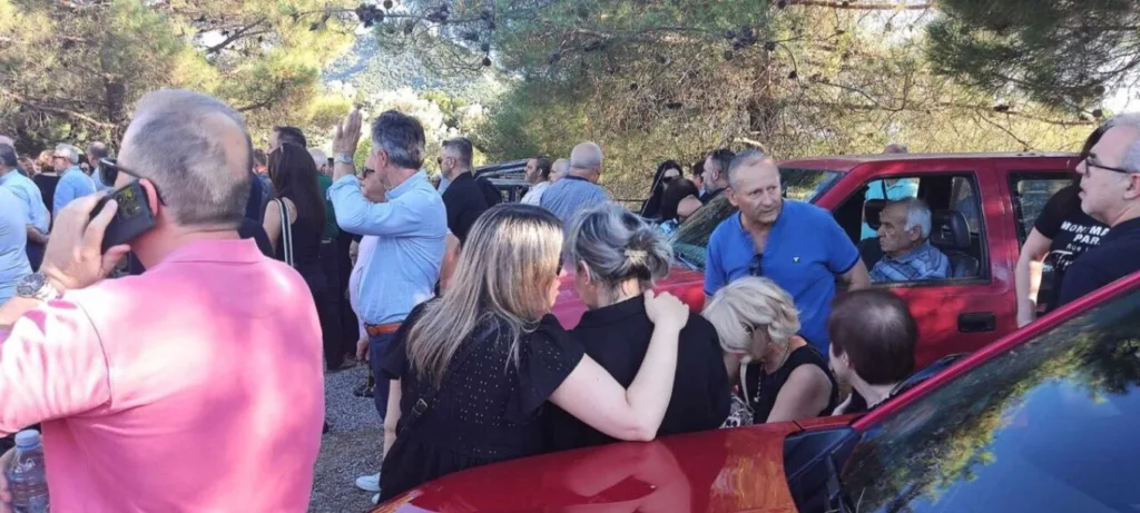 Μοίραζαν κουφέτα στην κηδεία του 21χρονου παλικαριού, ΒΙΝΤΕΟ, ΦΩΤΟ