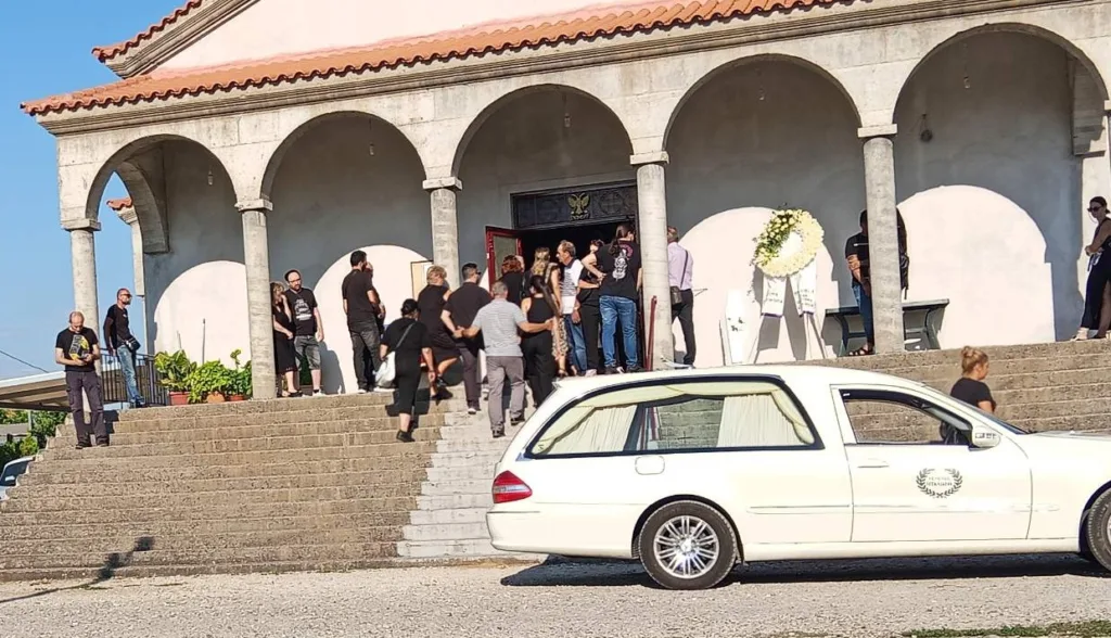 Αγρίνιο: Σπαραγμός στην κηδεία της 2χρονης Αλεξάνδρας ΦΩΤΟ