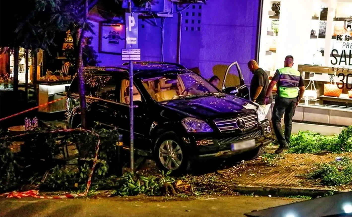 «Με πλακώσανε τραπέζια, δέντρο και αυτοκίνητο»: Ο φωτογράφος Χάρης Φαρσαράκης μιλά για το τροχαίο-σοκ στο Κολωνάκι «Με πλακώσανε τραπέζια, δέντρο και αυτοκίνητο»: Ο φωτογράφος Χάρης Φαρσαράκης μιλά για το τροχαίο-σοκ στο Κολωνάκι