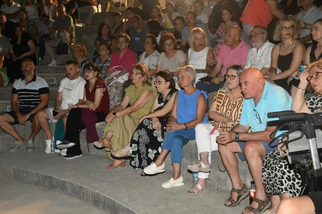 «Η Κόμισσα της Φάμπρικας» γέμισε με γέλιο το θέατρο της Κρήνης ΦΩΤΟ